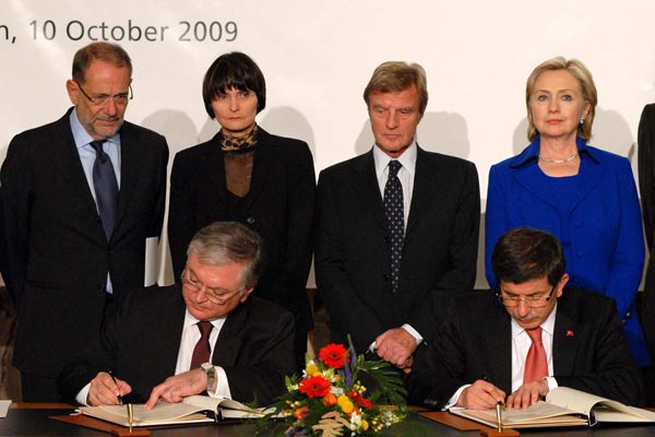 On Oct. 10, 2009, Armenia's Foreign Minister Edward Nalbandian (L) and his Turkish counterpart Ahmet Davutoglu signed the protocols. (Photo: Photolure)