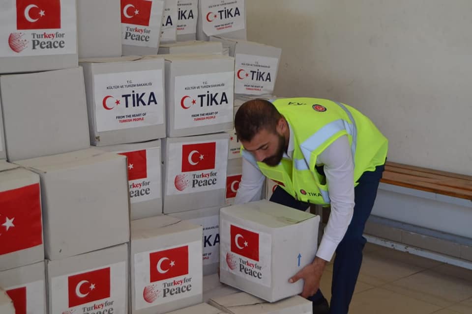 TIKA distributing aid packages to needy Turkoman and Mardinli families in Lebanon. (Turkish embassy in Beirut Facebook, May 23, 2020)