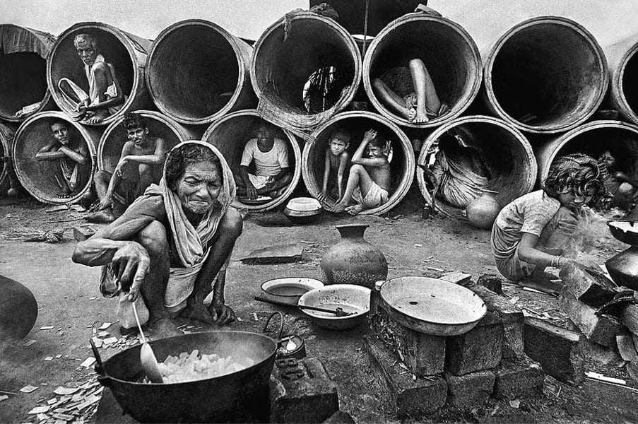 “Bengali Refugees 1971” photographed by Raghu Rai. Uploaded by মুক্তিযুদ্ধ ই-আর্কাইভ ট্রাস্ট. Creative Commons.