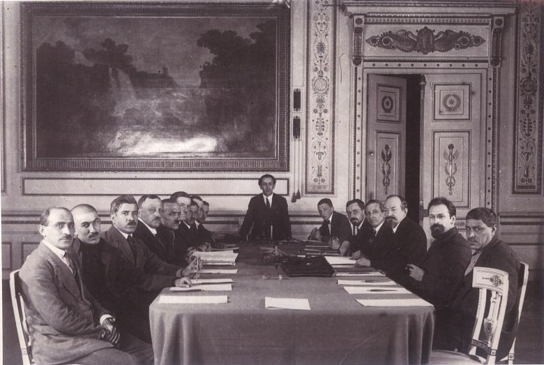 Treaty of Moscow (1921), Turkish committee members Rıza Nur, Yusuf Kemal Tengirşenk, Ali Fuat Cebesoy together with Russian members Georgy Chicherin and his deputy Lev Karakhan. (Photo: Public Domain)