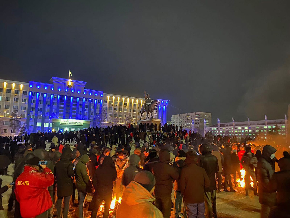 Protesters march on the central square of Aktobe, January 4, 2022 (Photo: Wikimedia Commons/Esetok)