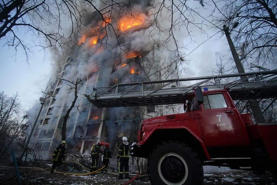 A residential high-rise in the Sviatoshynskyi district of Kyiv in flames after Russian shelling, March 15, 2022 (Photo: State Emergency Service of Ukraine)